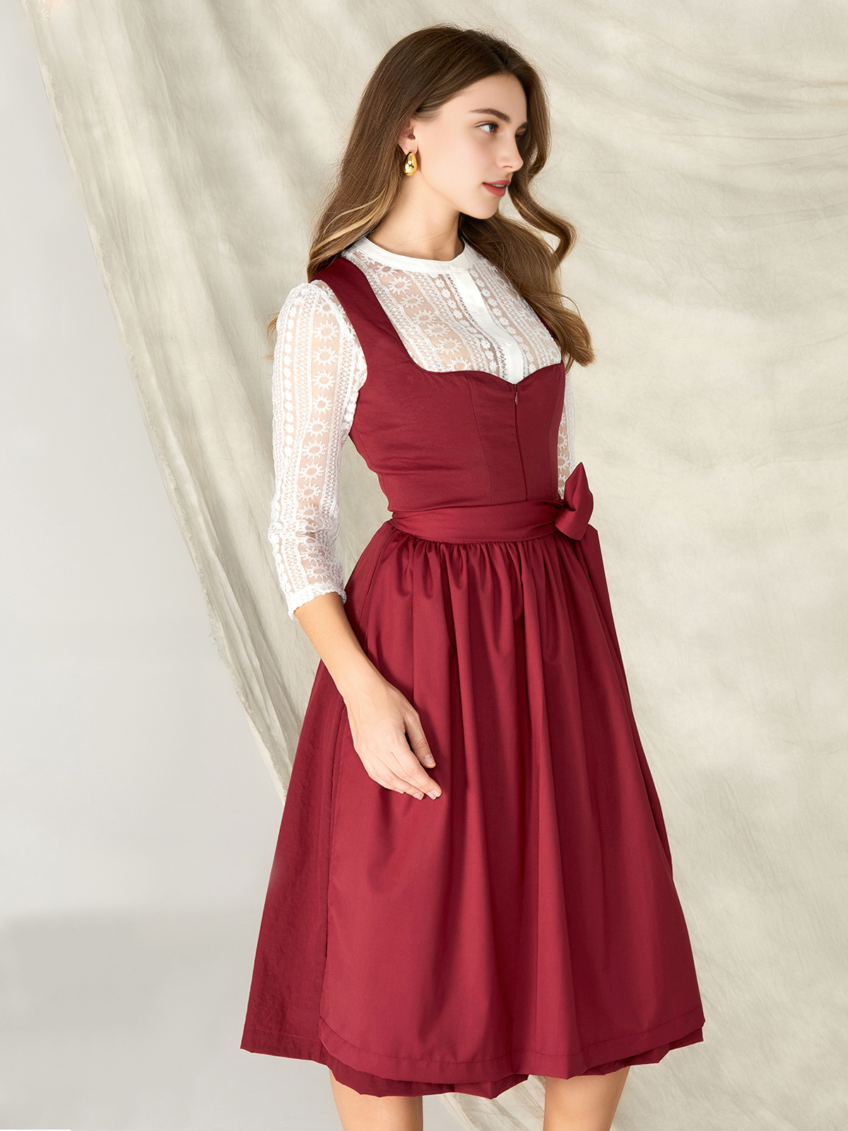 Dirndl mit geradem Ausschnitt in Rot