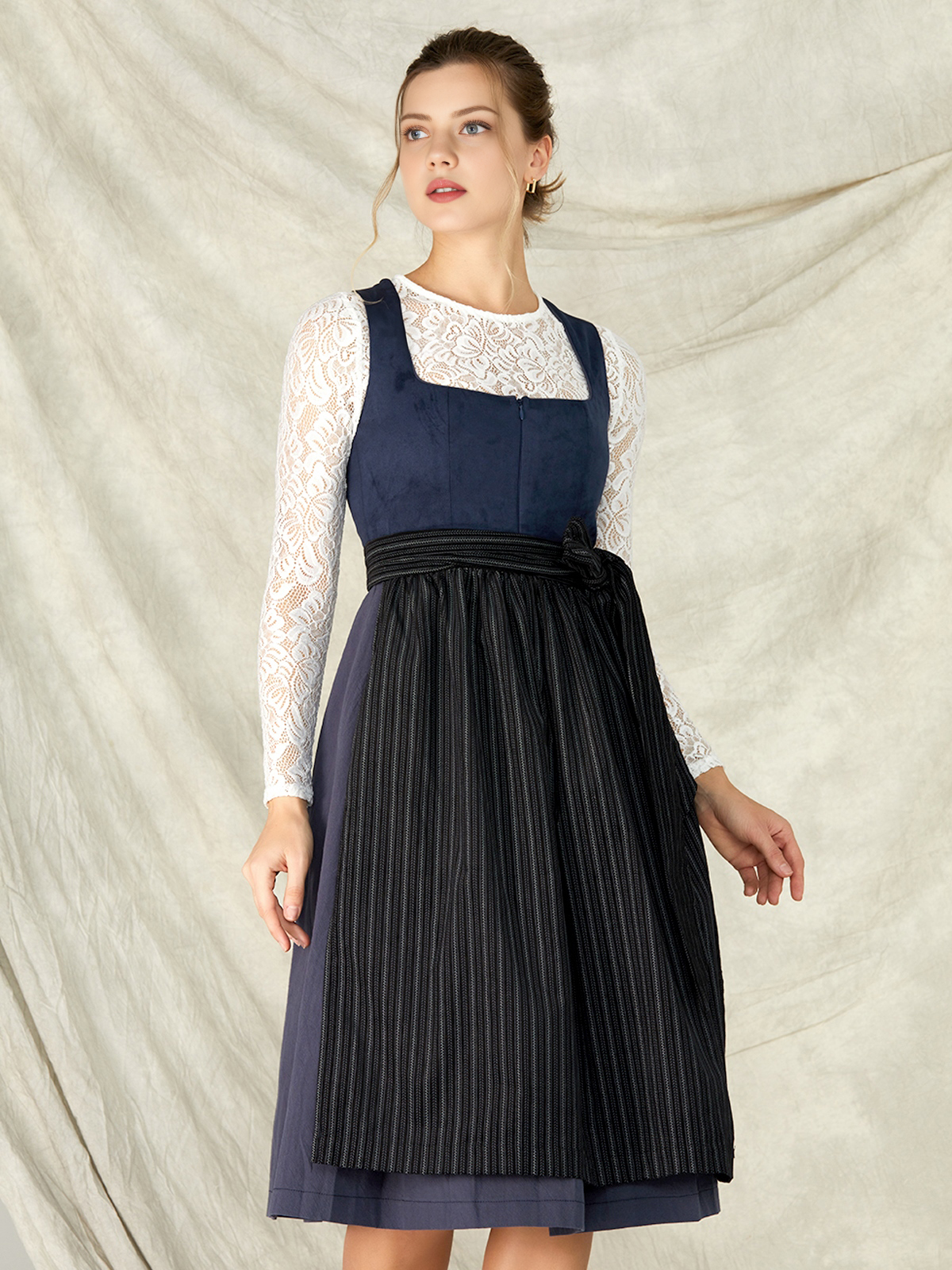 Elegante Dirndlbluse geschlossen in Blau