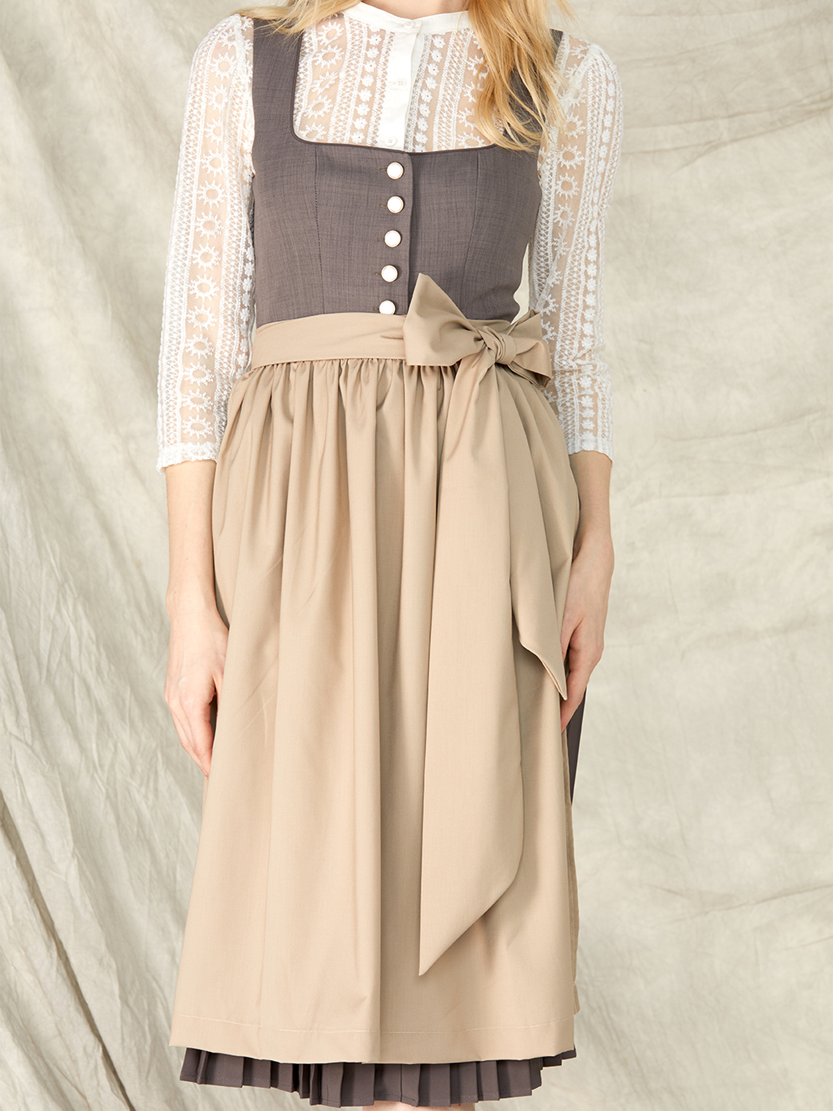 Graues Ehreer Dirndl mit modernem Schnitt