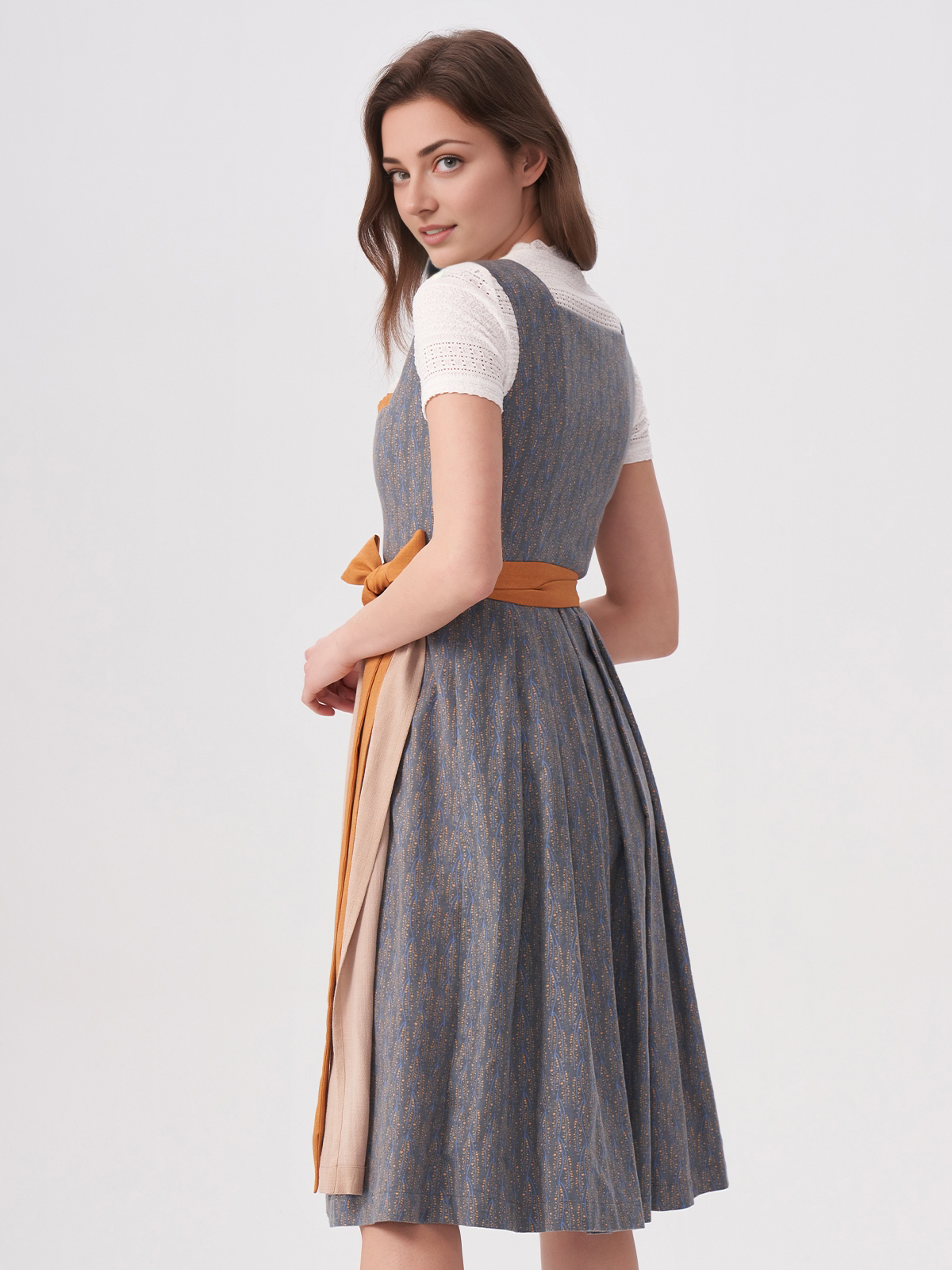 Modernes blaues Dirndl mit floralen Applikationen