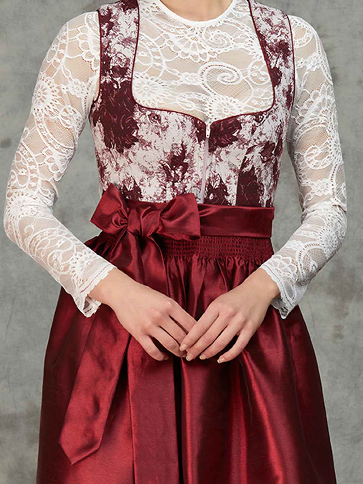 Dirndl mit elegantem Ausschnitt