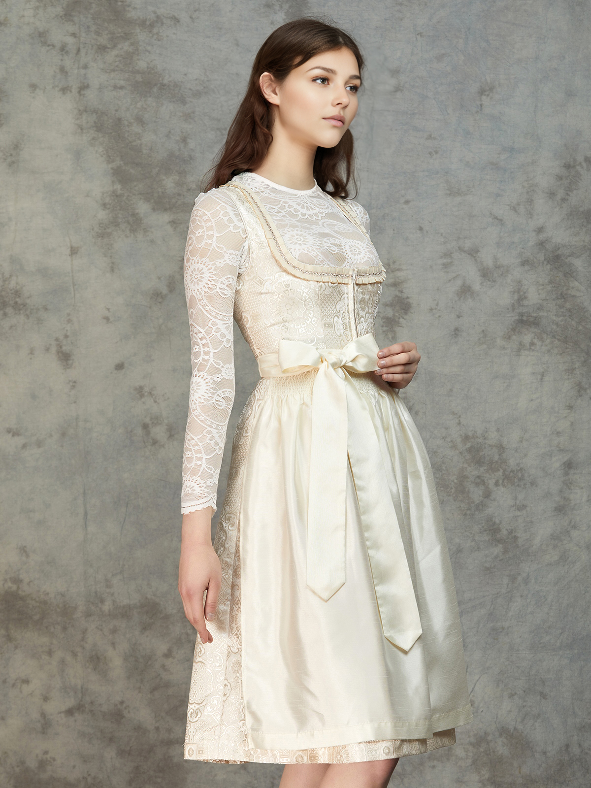 Dunkelrotes Dirndl in eleganter Ausführung