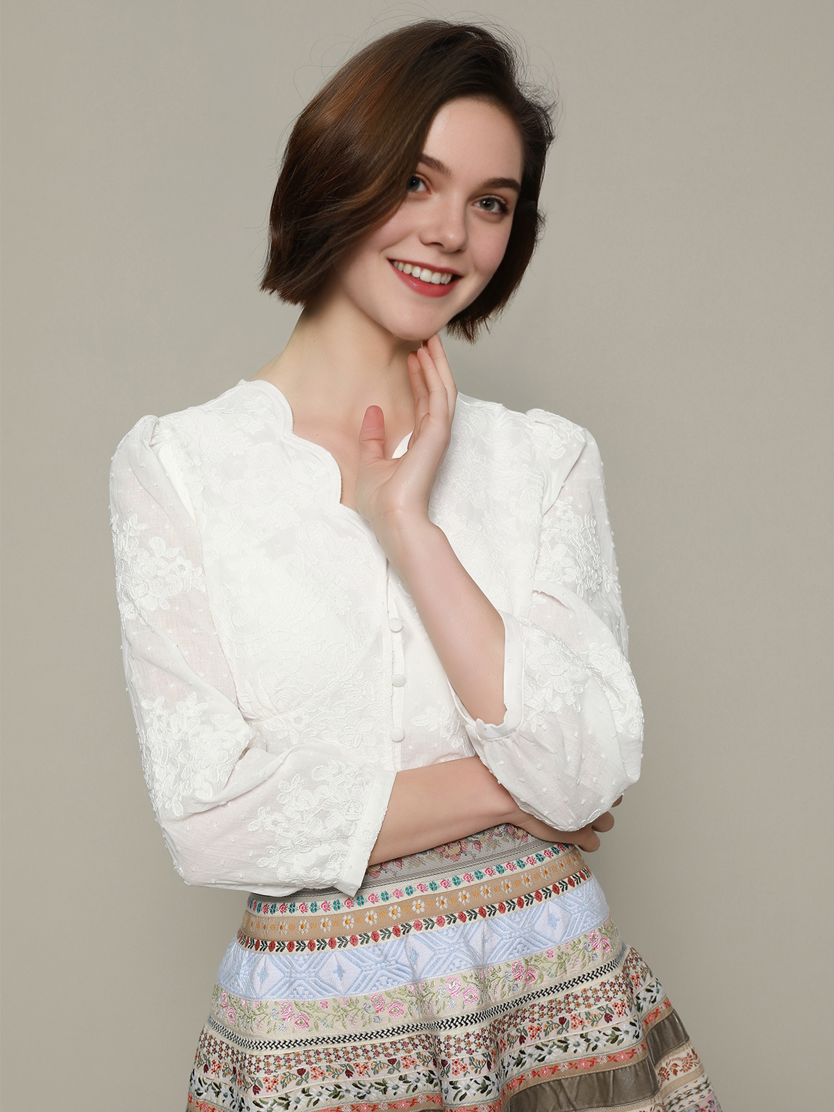 Ein elegantes weißes Dirndl von Ehreer