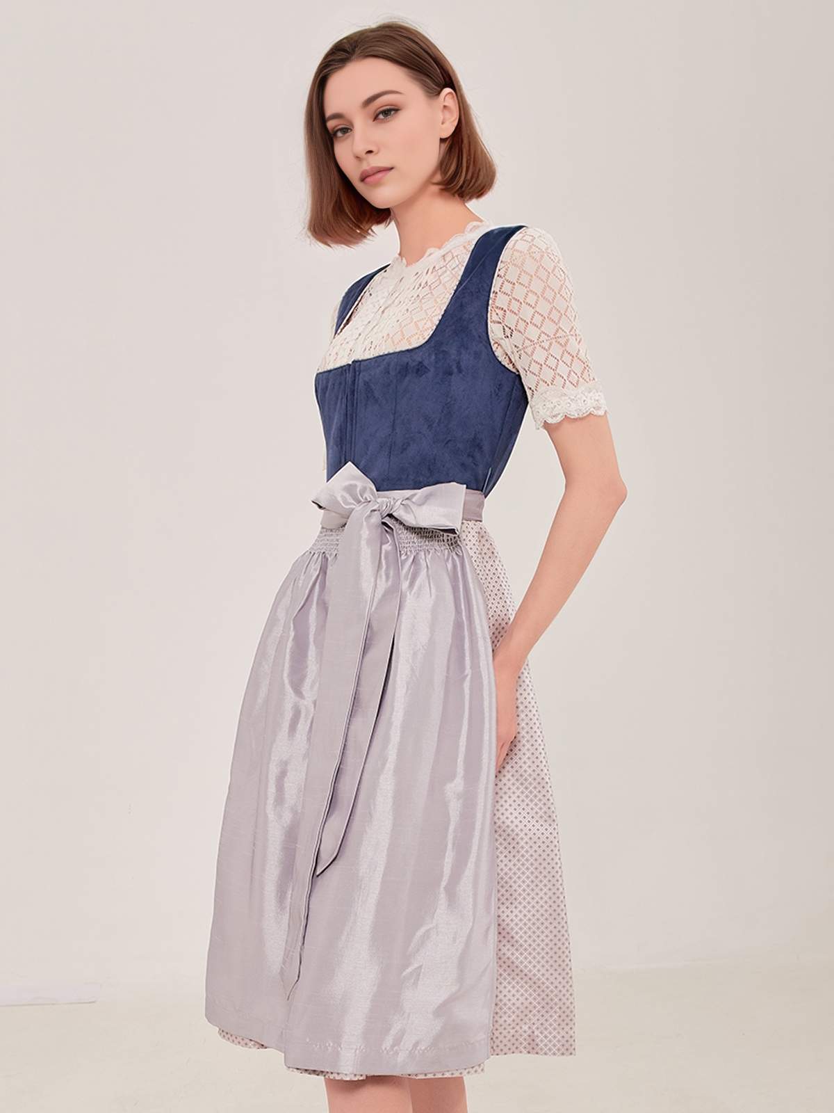 Traditionelles blaues Dirndl mit feiner Stickerei