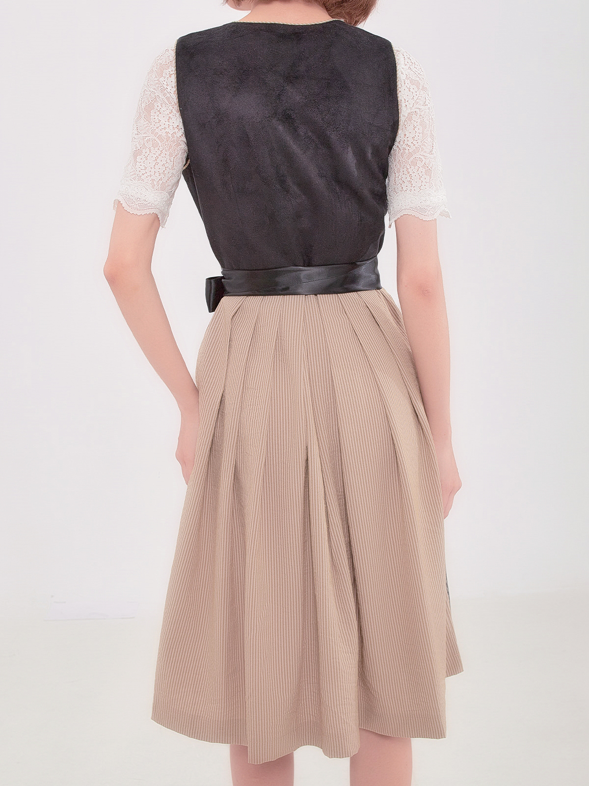 Dirndl Janker in Schwarz – zeitlos elegant