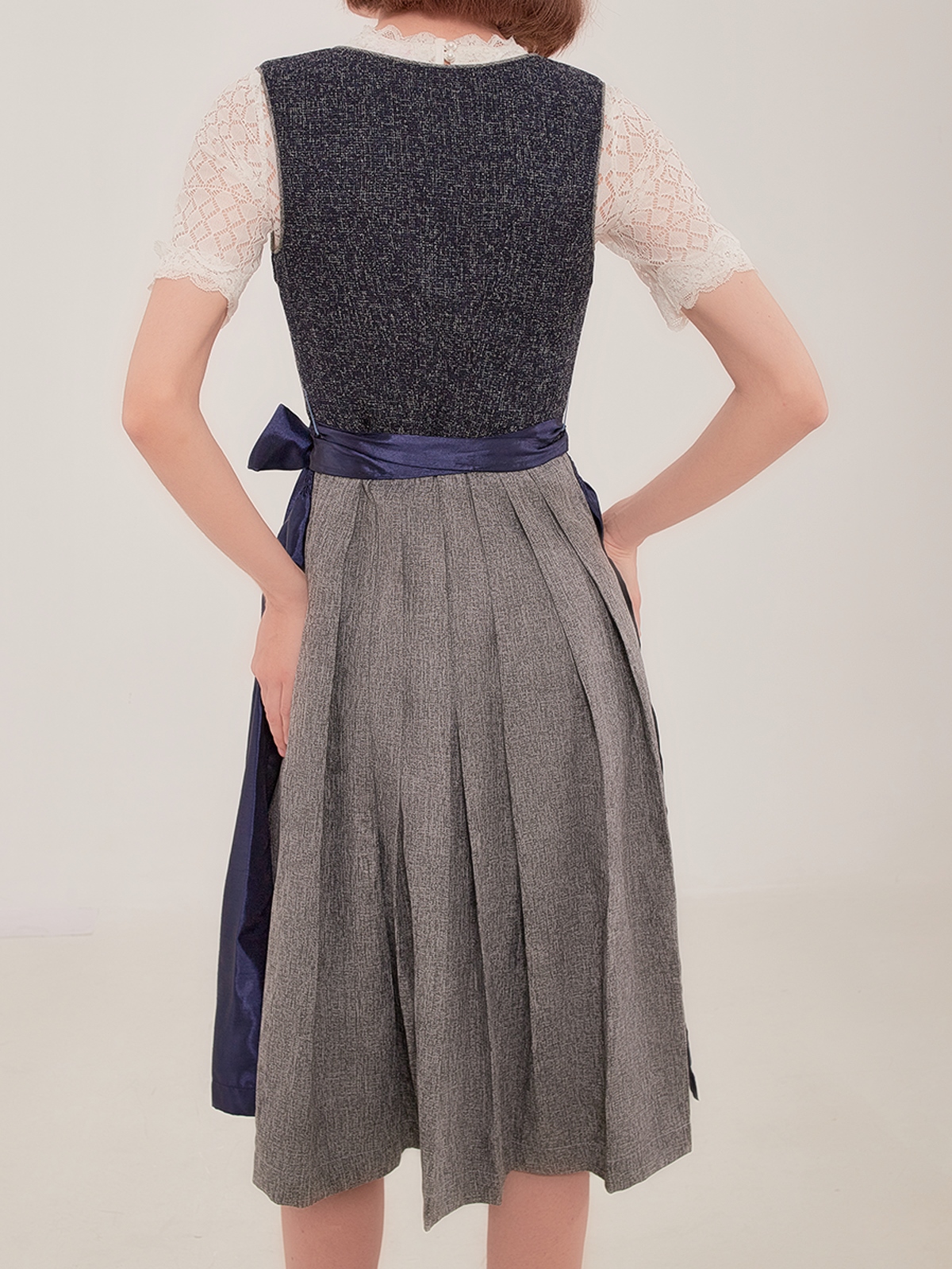 Elegantes blaues Ehreer Dirndl