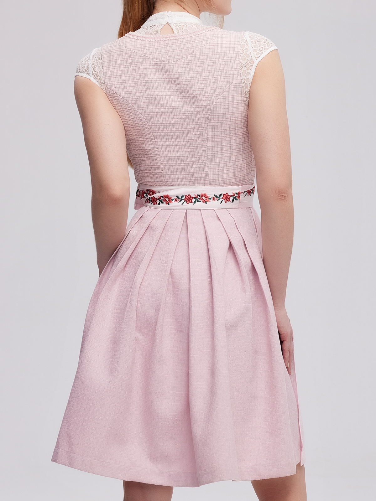Oranges Dirndl mit floralen Details