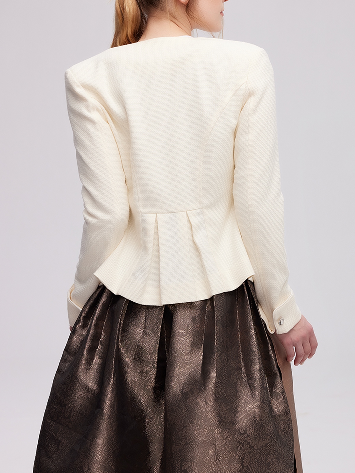 Schwarze Dirndl mit weißer Jacke