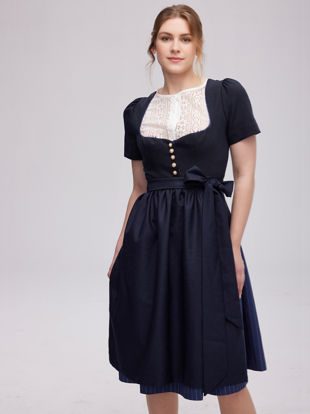 Elegantes blaues Dirndl mit traditionellem Schnitt