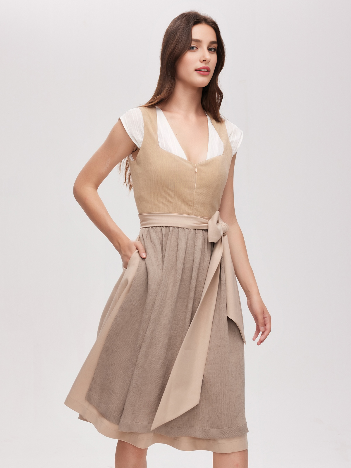 Blaue Dirndl mit traditionellem Schnitt