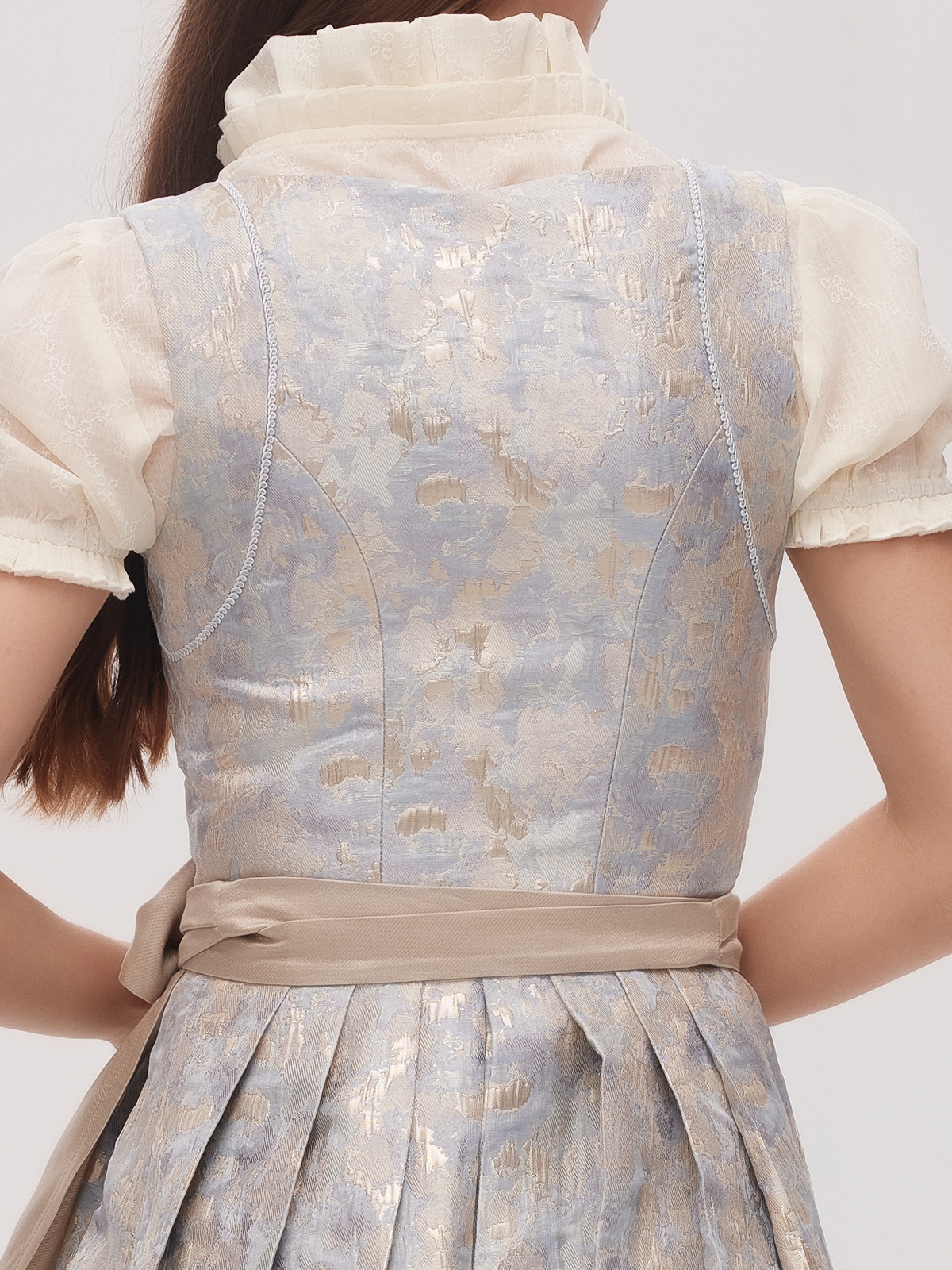 Elegantes blaues Dirndl mit floralen Stickereien