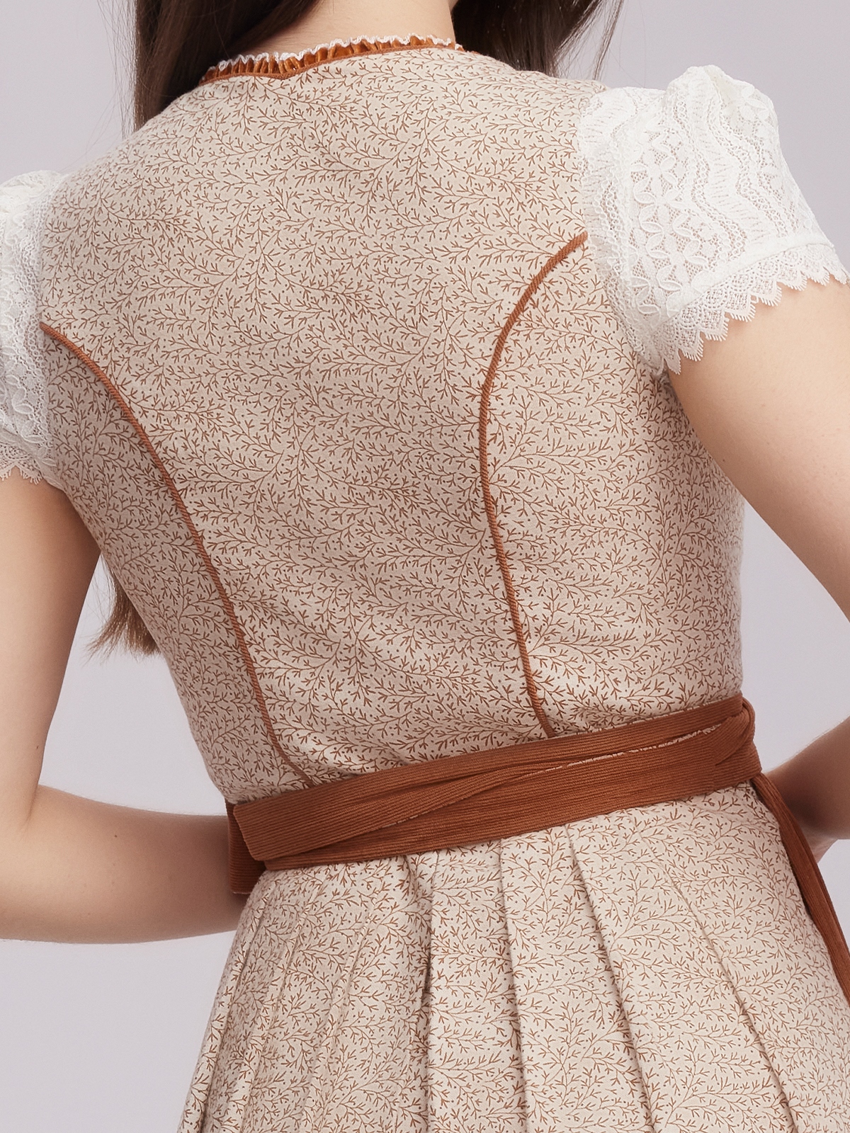 Dirndl in Braun mit traditioneller Schürze