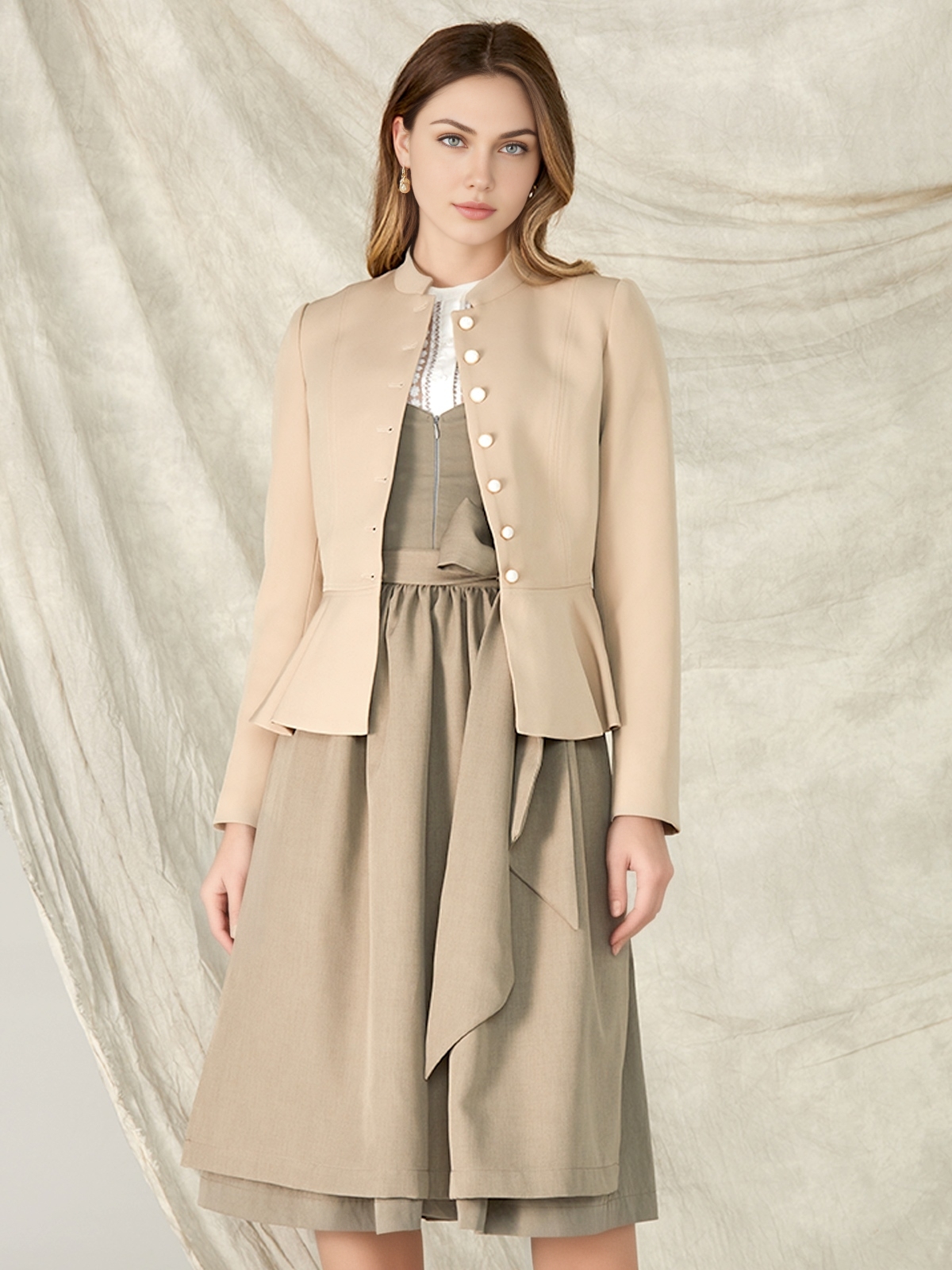 Dirndl mit Lederjacke – ein moderner Look