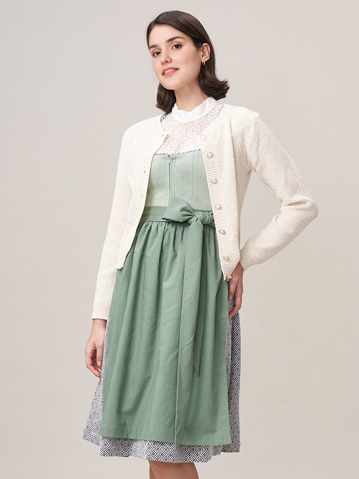 Grünes Dirndl mit floralen Details