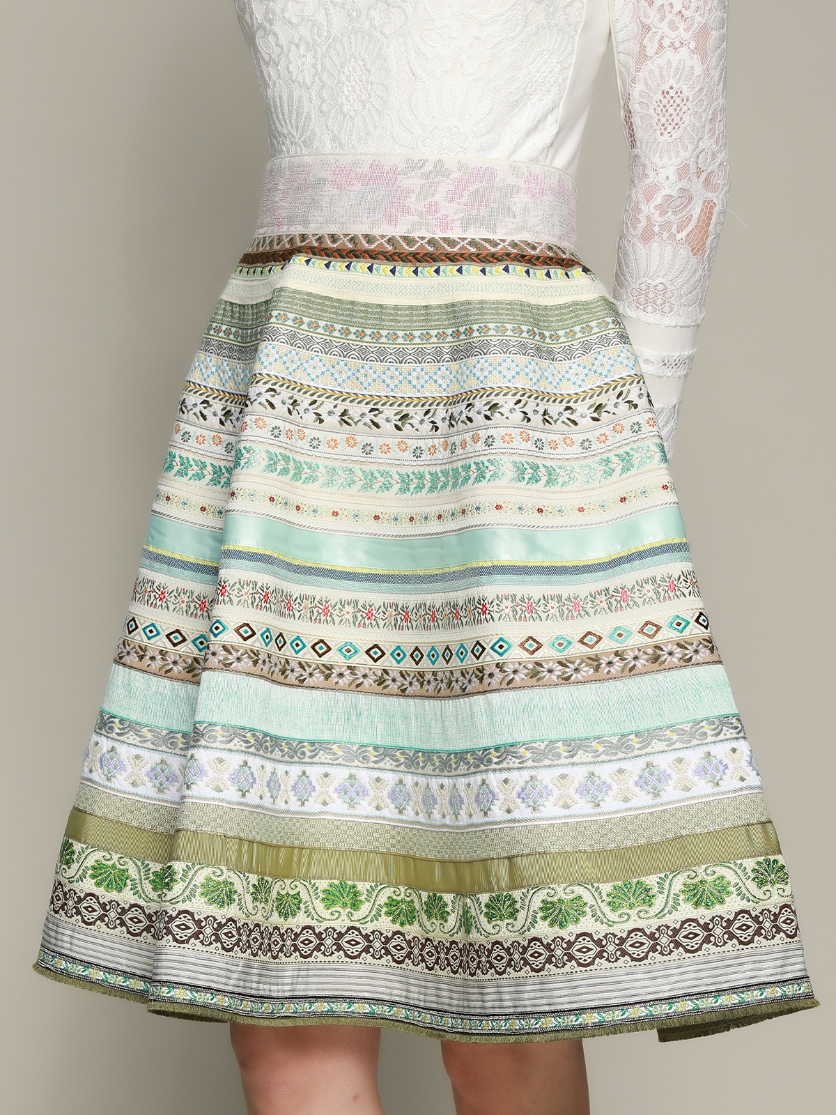 Ein elegantes weinrotes Dirndl mit grüner Schürze