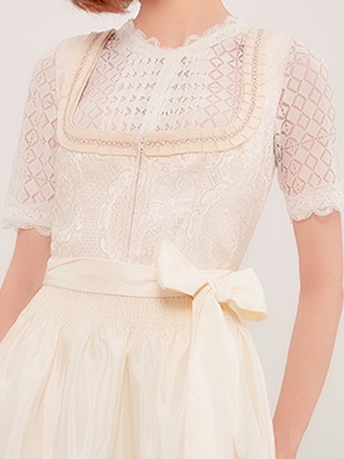 Pinkes Dirndl mit floralen Akzenten