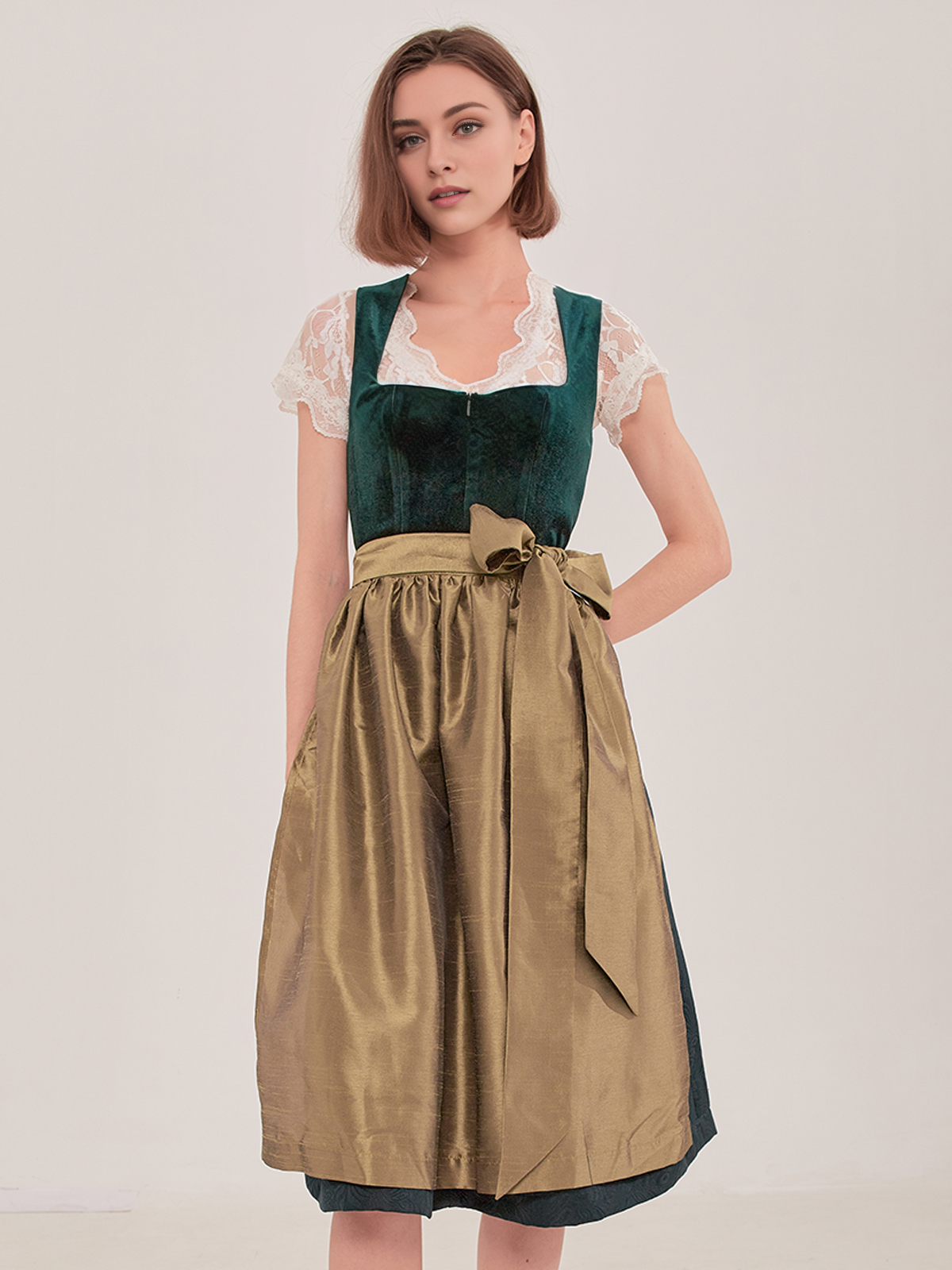 Mintgrünes Dirndl mit modernem Schnitt