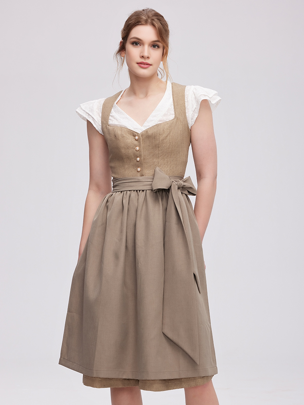 Beige Dirndlbluse mit grünem Dirndl