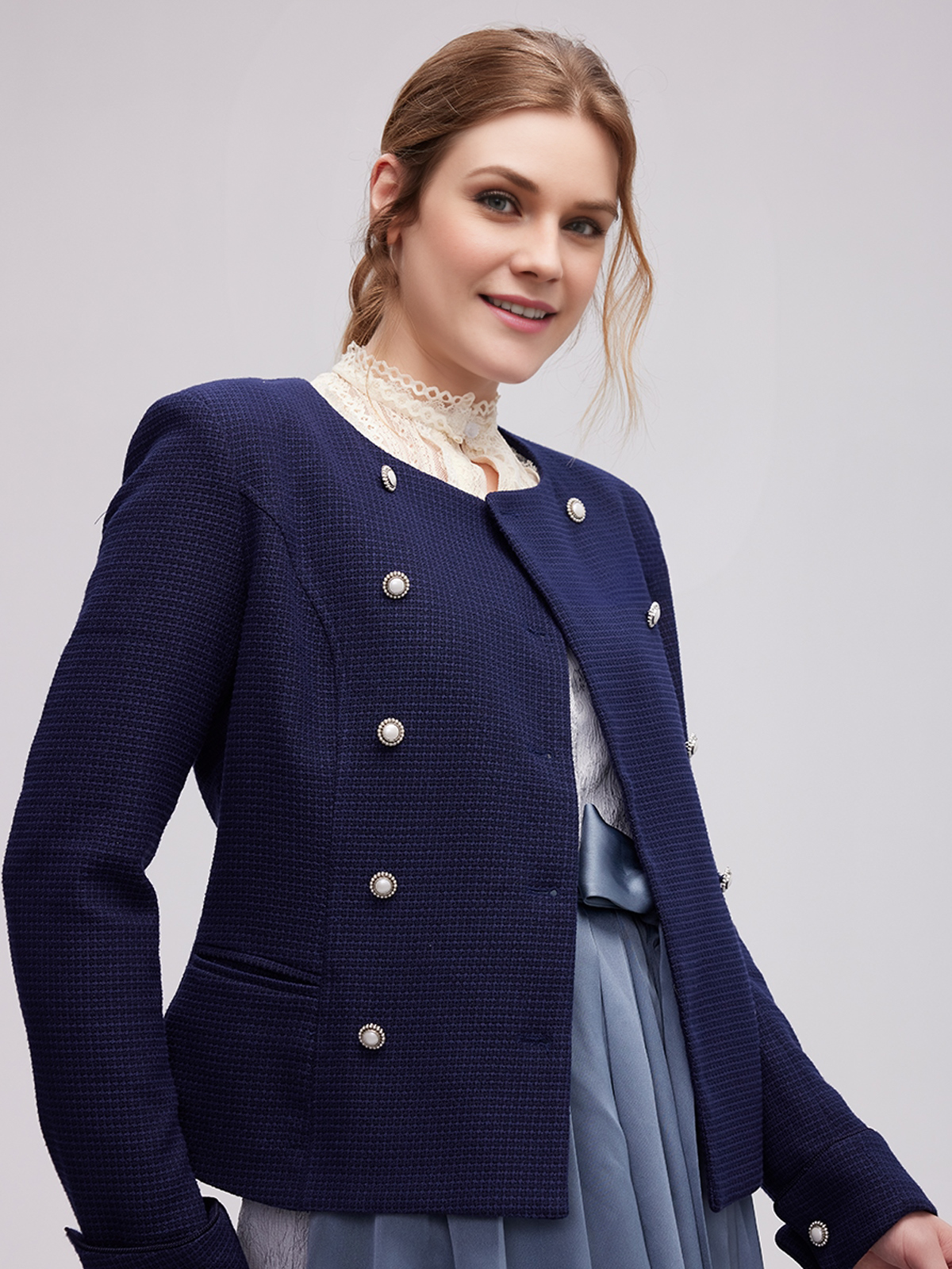 Dirndlbluse hochgeschlossen schwarz mit blauem Dirndl