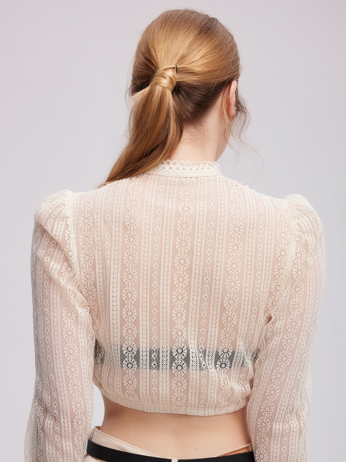 Dirndlbluse in Beige – elegant und vielseitig kombinierbar