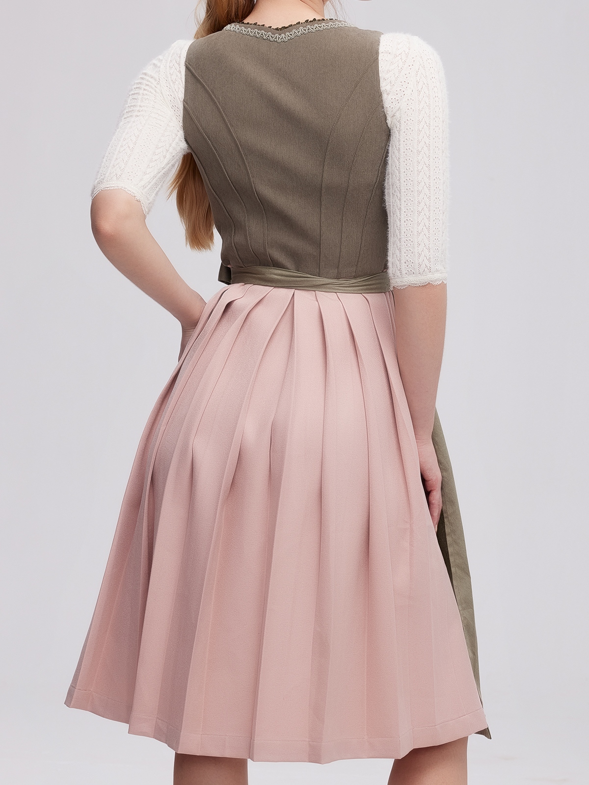 Elegantes rotes Samt-Dirndl mit traditioneller Schürze
