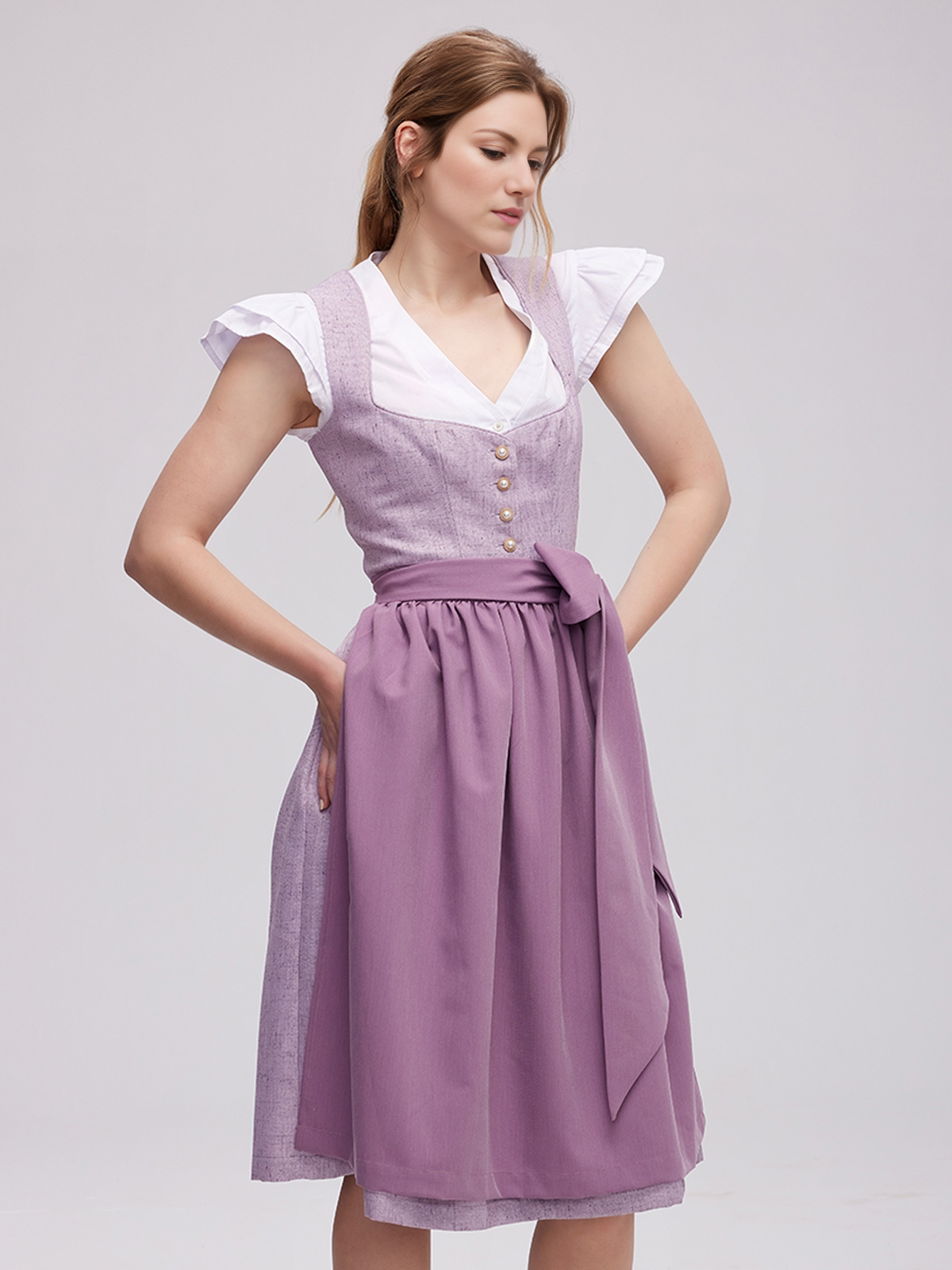 Modernes blaues Dirndl mit floralen Akzenten