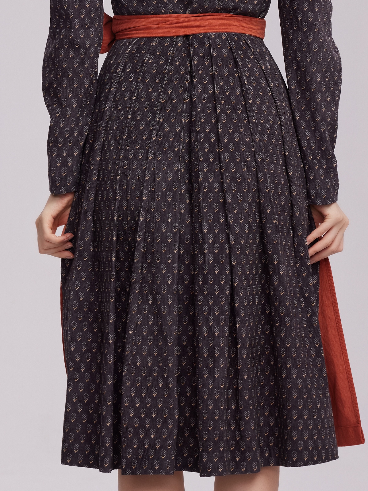 Schwarzes Dirndl mit modernem Twist