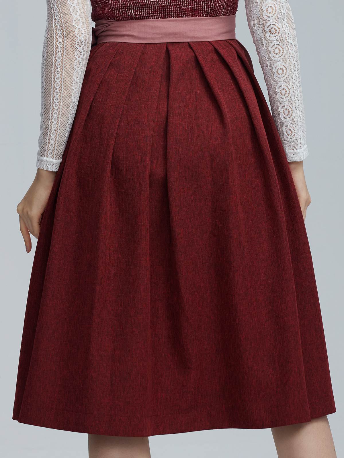 Dirndl mit roter Schürze