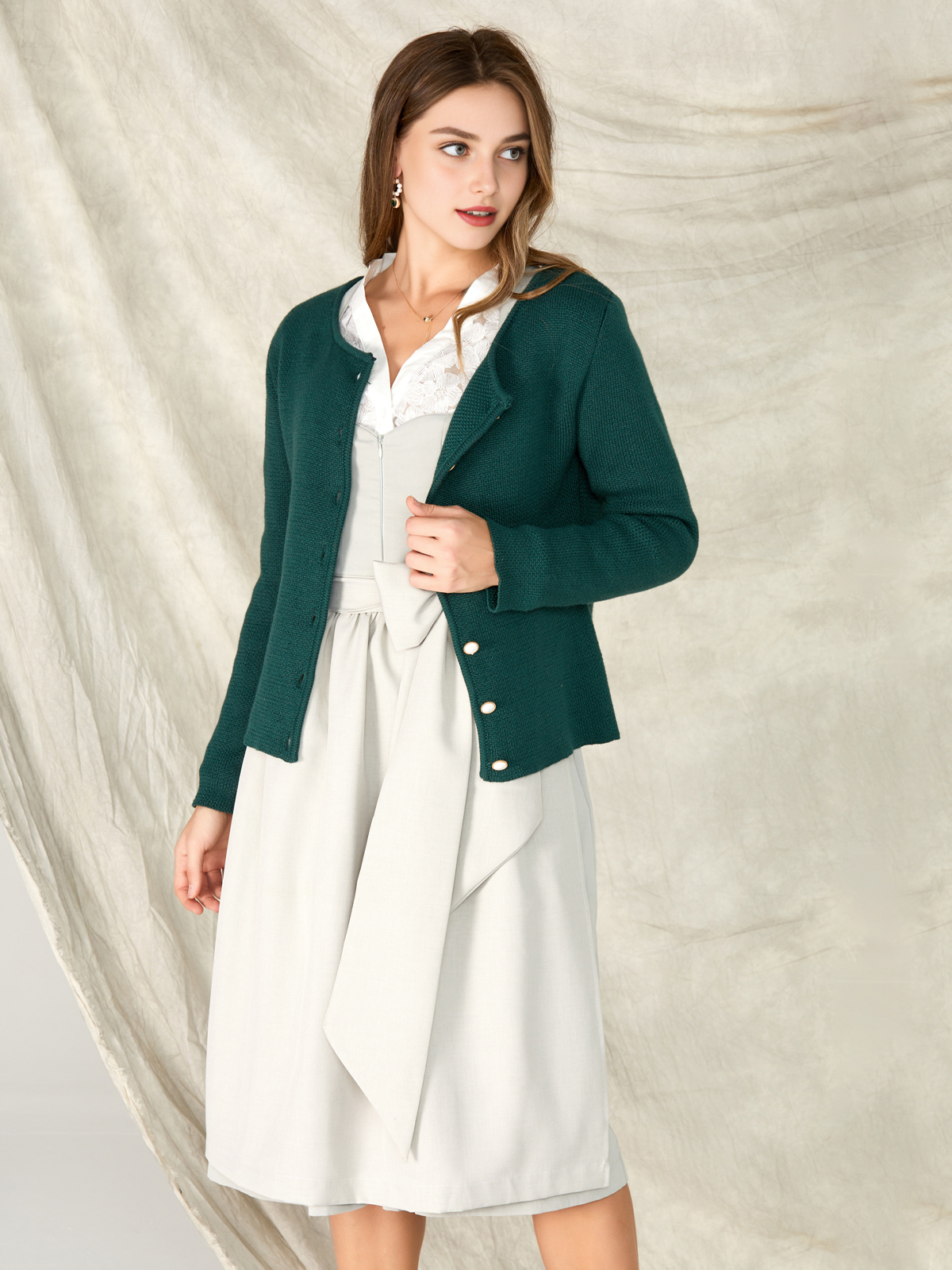 Modernes Dirndl in Grün mit schmaler Taille und kurzem Rock