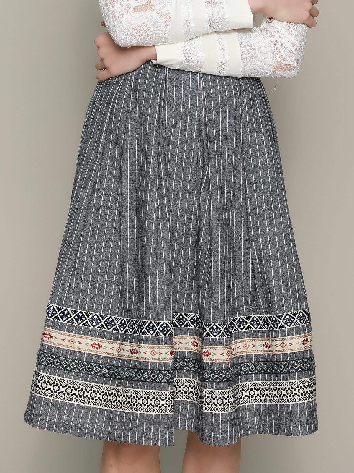 Modernes Dirndl in Grau