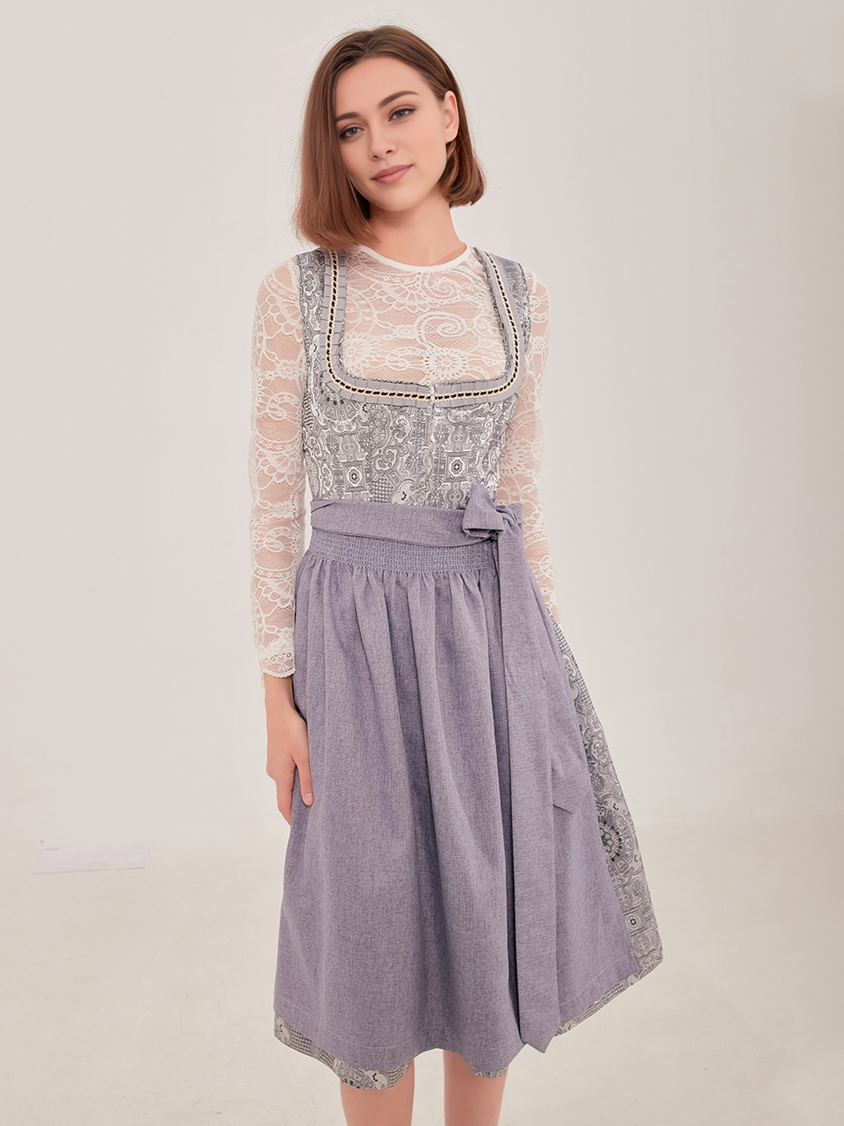 Dirndl in Grau mit eleganter Bluse