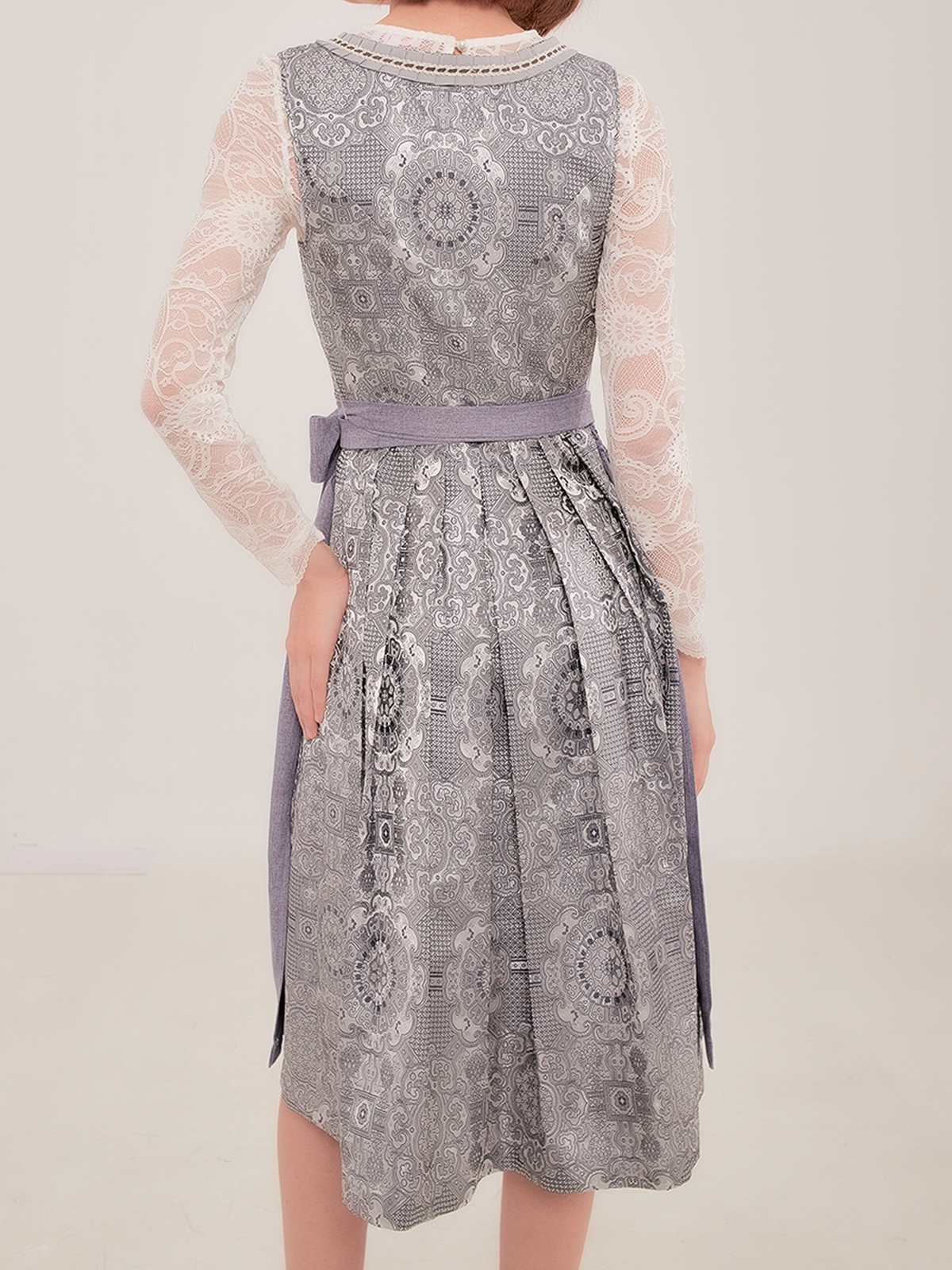 Modernes Dirndl in Grau