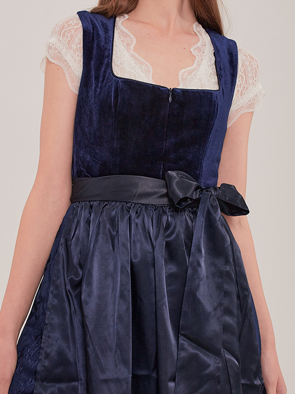 Beige Dirndl mit blauer Schürze