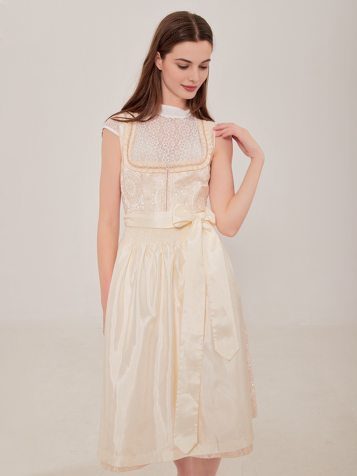 Hochgeschlossenes grünes Dirndl