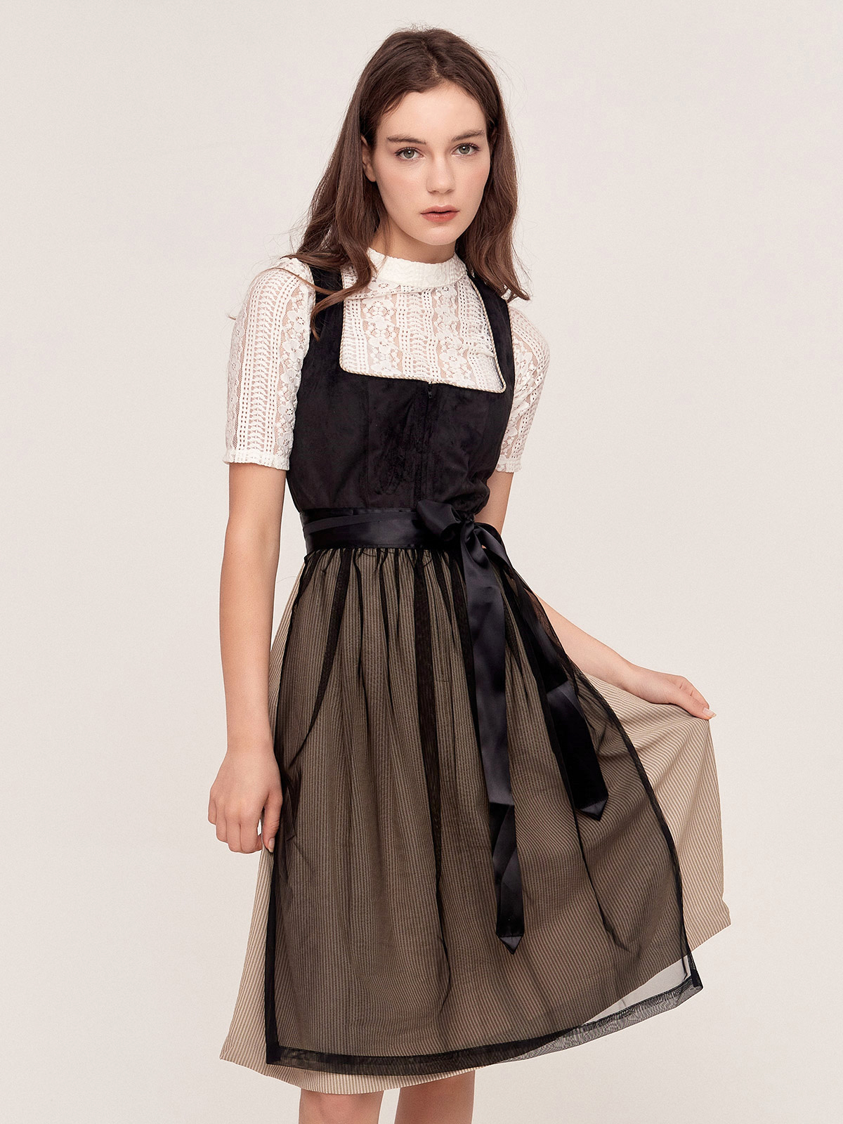 Modernes Dirndl mit schlanker Silhouette