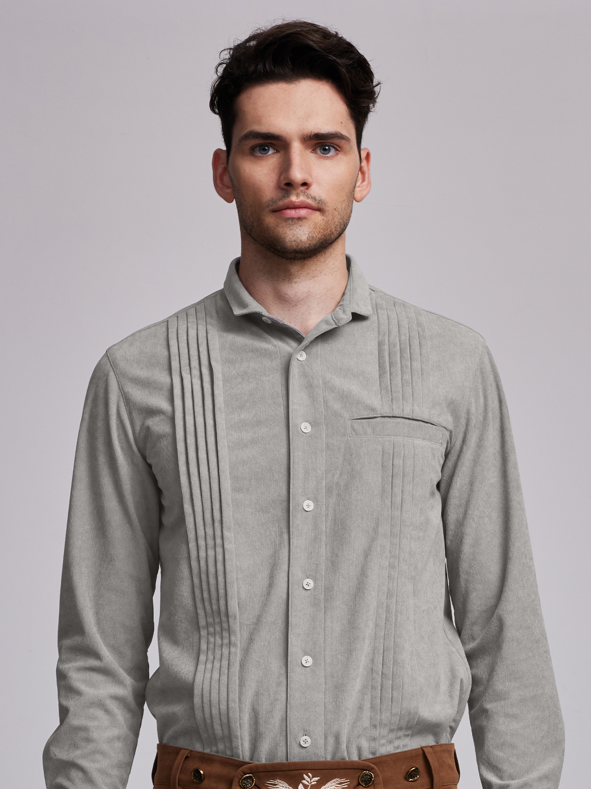 Dirndl Bluse in Grau – perfekte Ergänzung zum schwarzen Samt-Dirndl