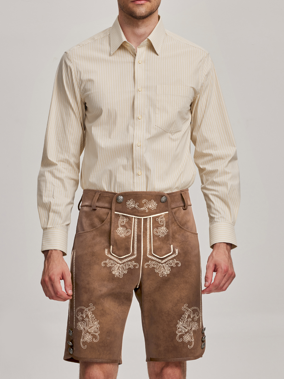 Moderne Dirndl-Variante in Burgunderrot