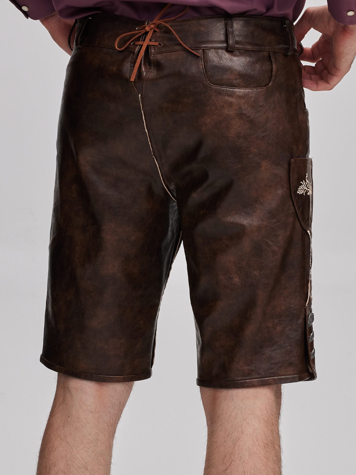 Modernes Dirndl in schwarz-rot mit Spitze