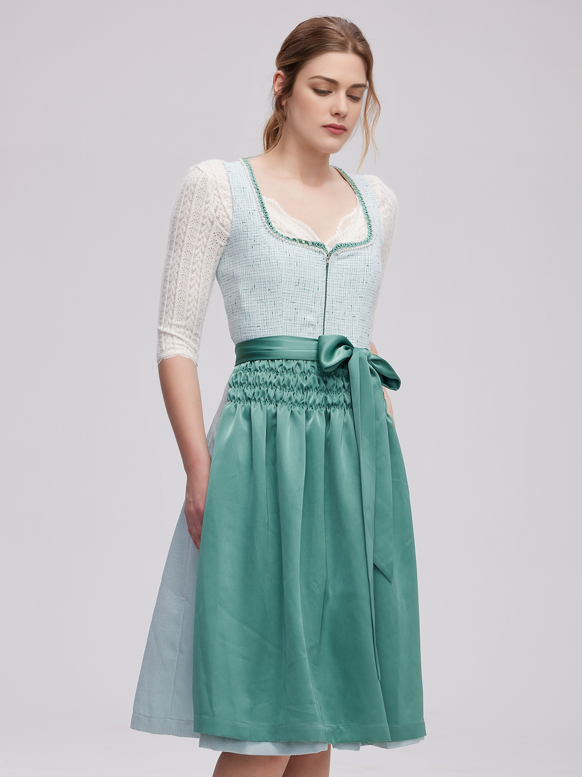 Ein grünes Amuse Dirndl mit floralen Details