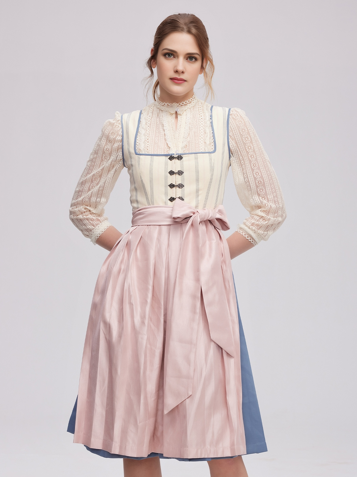 Blaues Dirndl Samt mit schwarzer Bluse