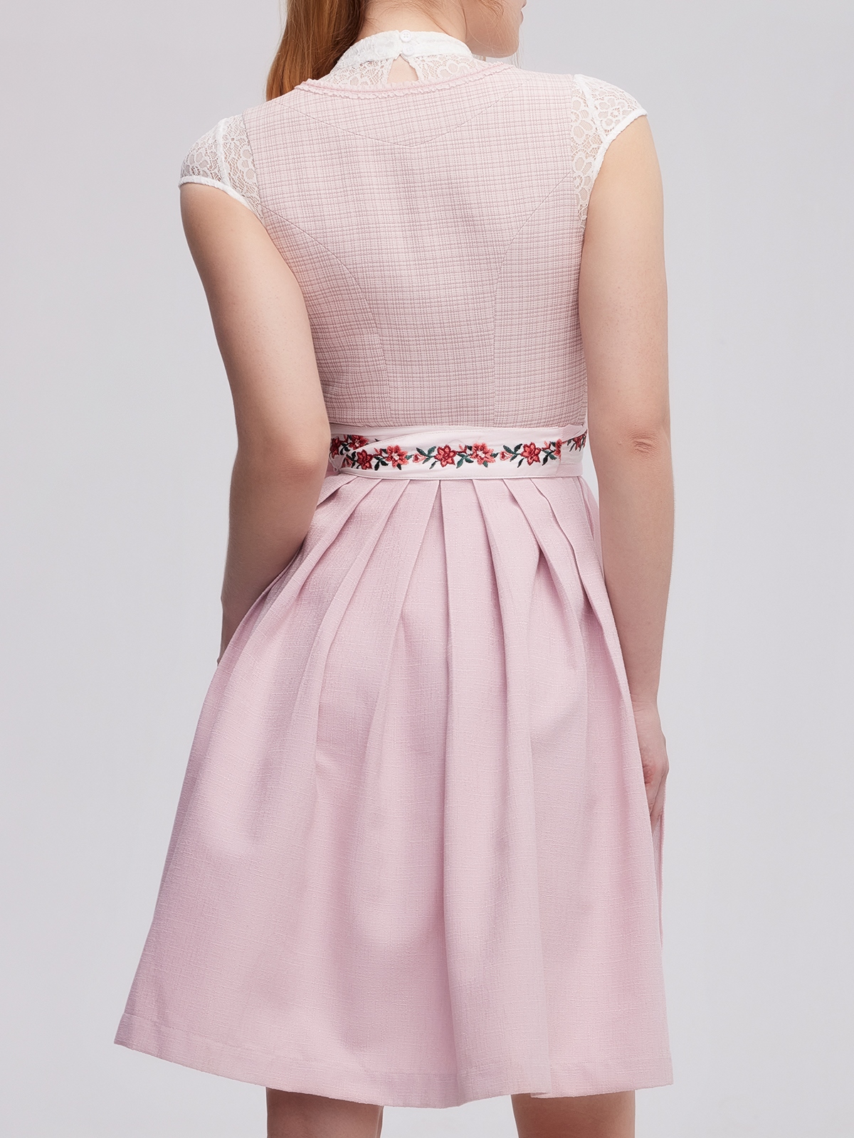 Rotes Dirndl mit eleganter Bluse
