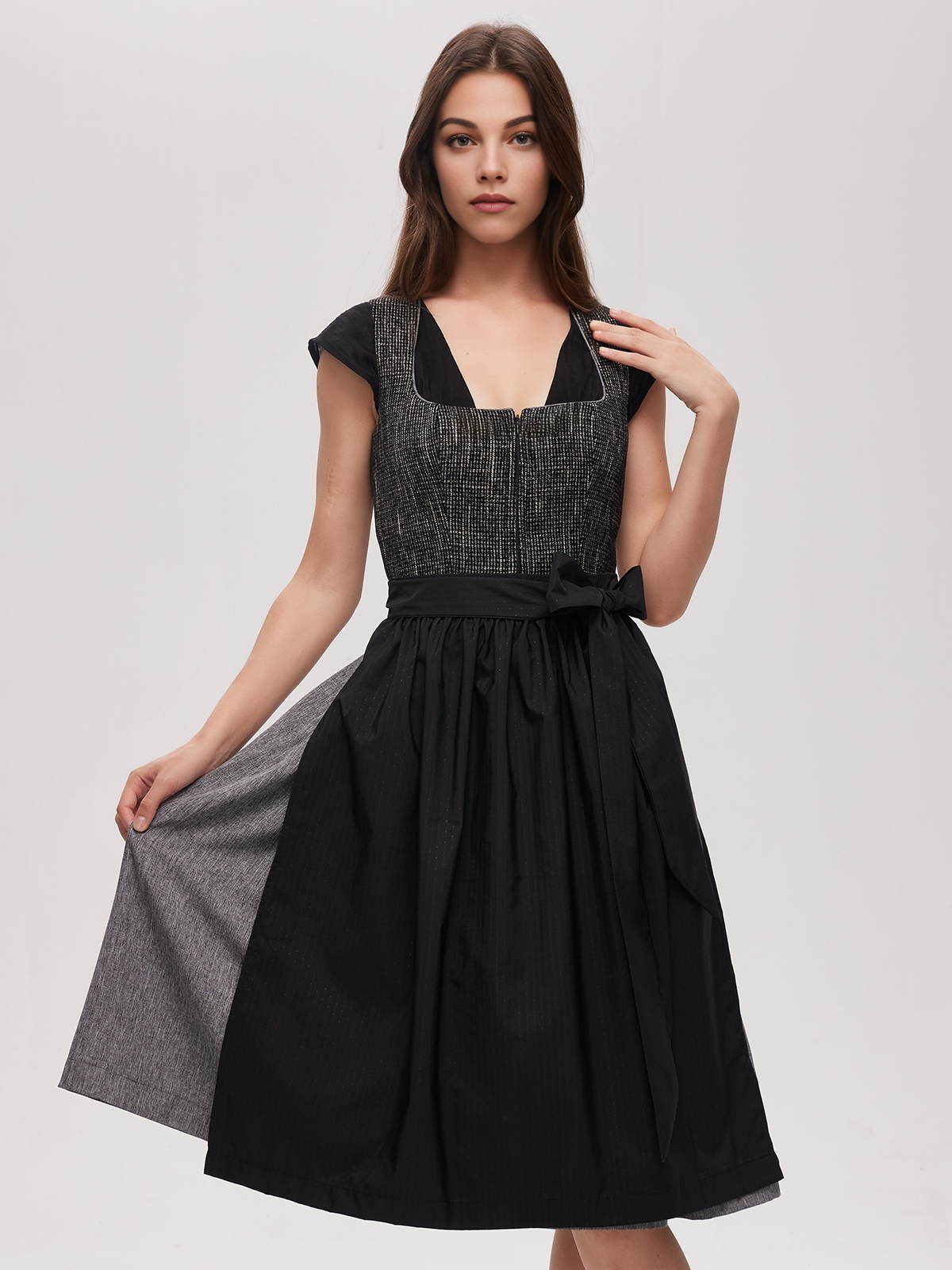 Modernes Ehreer Dirndl in Schwarz