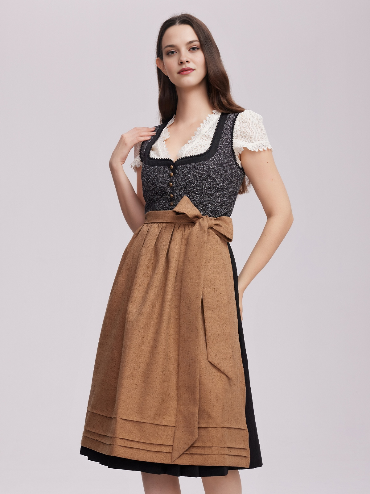 Ein eleganter schwarzer Ehreer Dirndl mit raffinierten Details