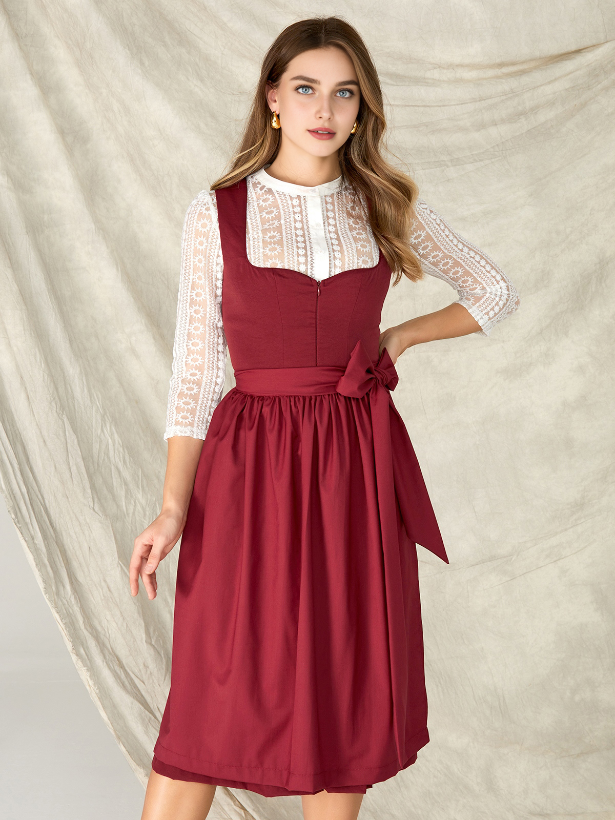 Dirndl mit tiefem Ausschnitt in Rot