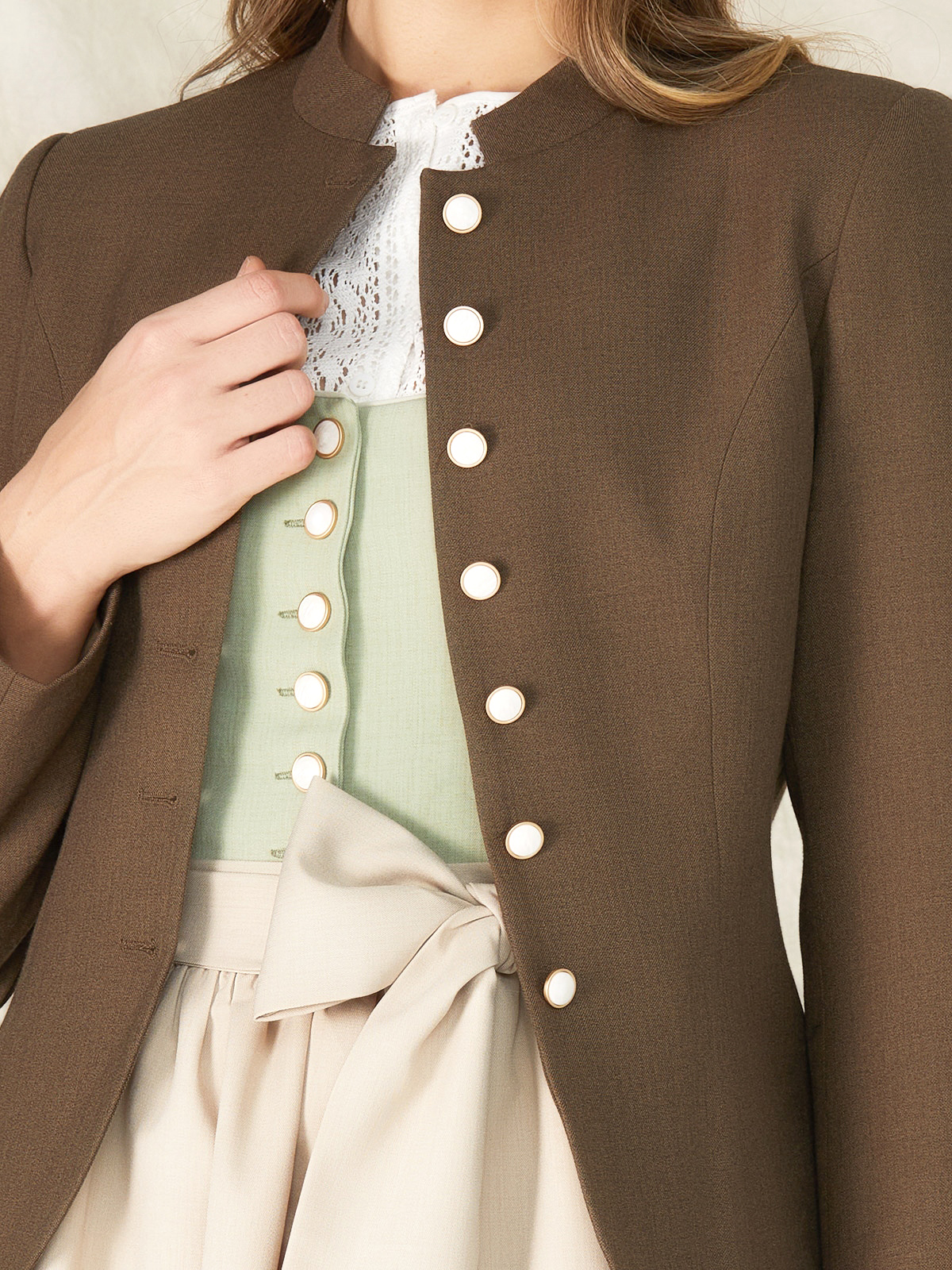 Ein braunes Dirndl mit passender Jacke – perfekt für den Übergang zwischen den Jahreszeiten.