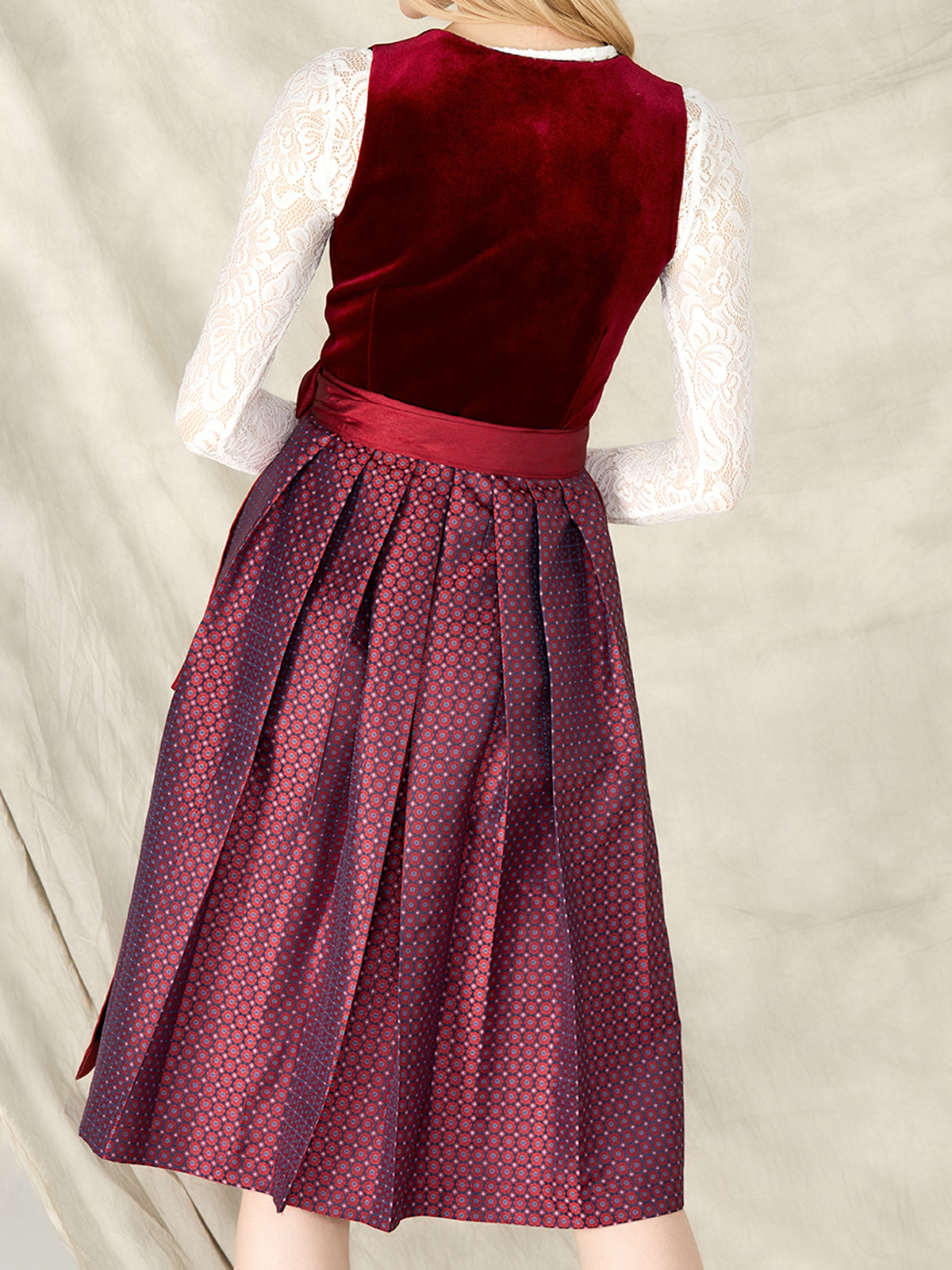 Modernes rotes Samtdirndl mit eleganter Silhouette