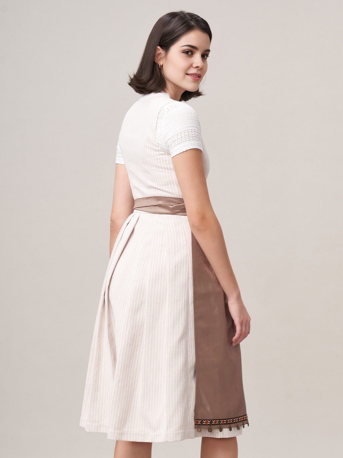 Modernes Dirmdl in Beige