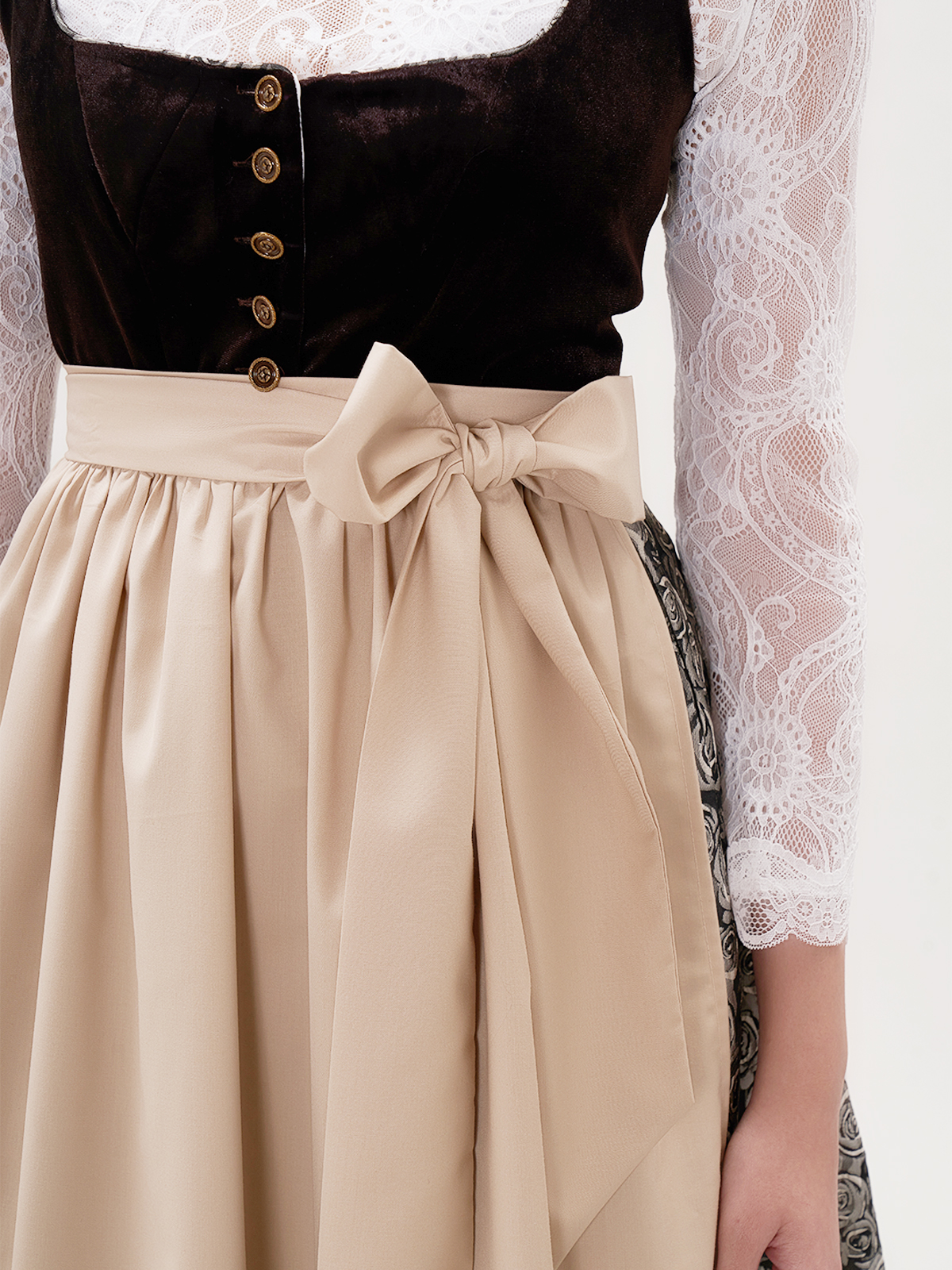 Braunes Dirndl mit stilvollen Details