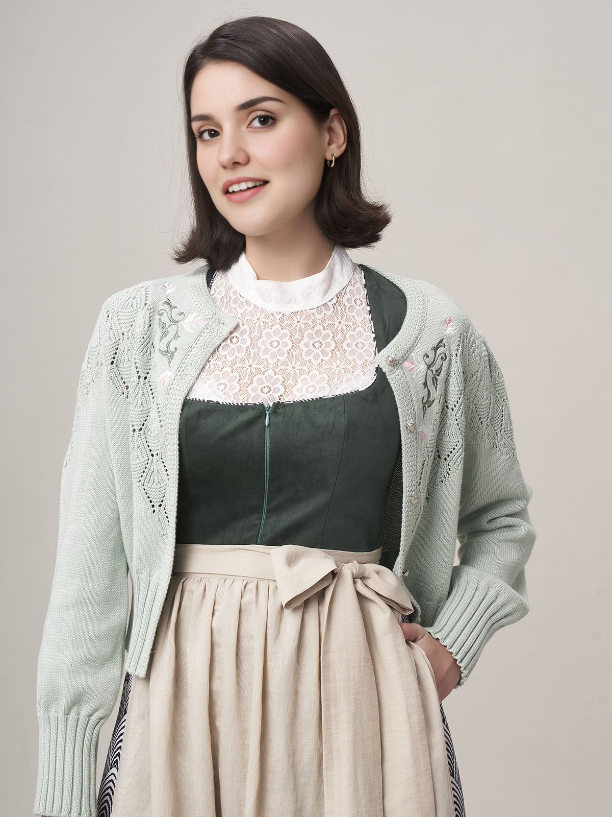 Ein stilvolles grünes Dirndl mit floralen Details