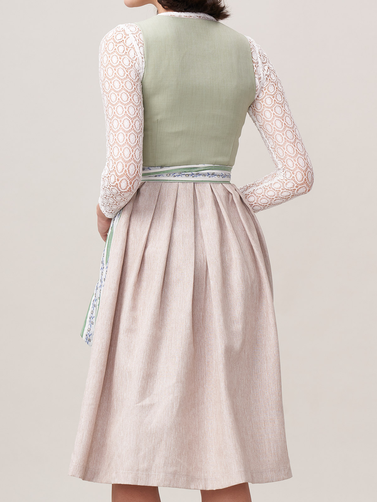 Elegantes grünes Dirndl mit passenden Accessoires